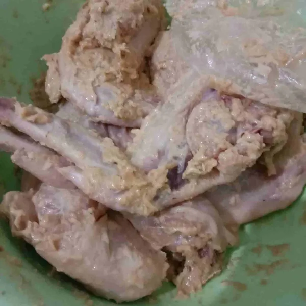 Diamkan ayam di kulkas bawah kurang lebih 30-1 jam agar bumbu meresap.
