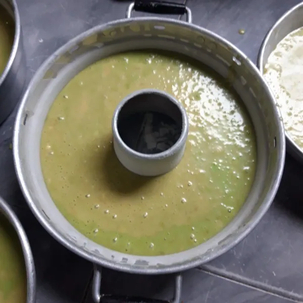 setelah rata masukkan ke dalam loyang yang telah diolesi margarin dan dibalur terigu. masak hingga matang.