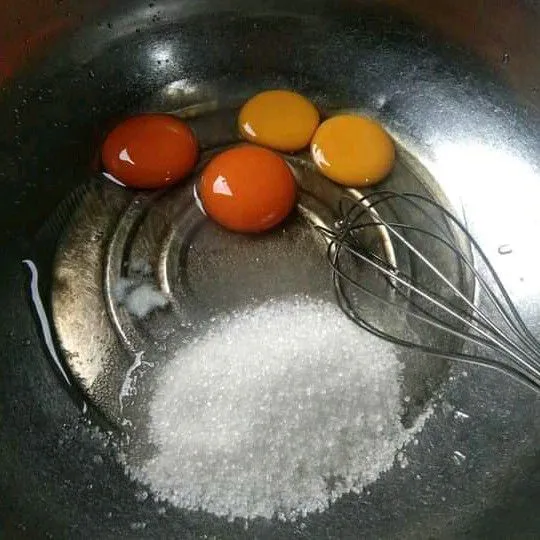 Kocok telur, gula dan vanili sampai gula larut