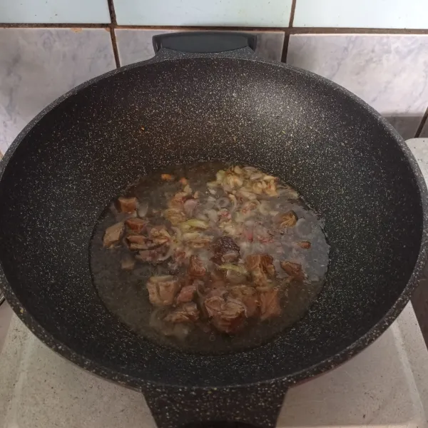 Tuangi air, masukkan daging. Lalu, masak hingga mendidih (tidak perlu terlalu lama karena daging sudah empuk).