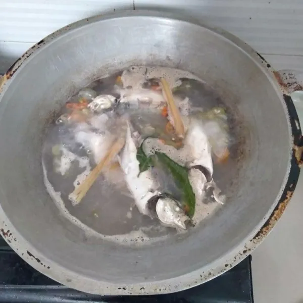 Masukkan ikan dan masak hingga mendidih