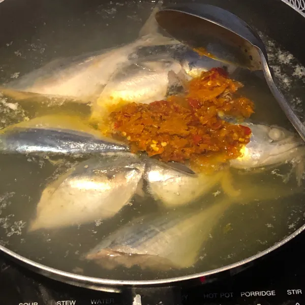 Rebus air hingga mendidih lalu masukkan ikan dan bumbu halus. Masak dengan api sedang cenderung kecil.