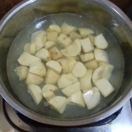 Kupas ubi, cuci dan potong-potong. Didihkan air secukupnya, masukkan ubi. Rebus hingga matang.