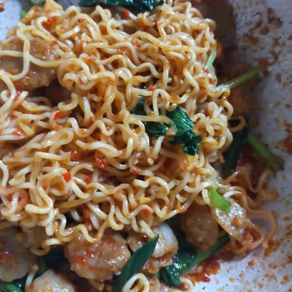 Tambahkan cabe bubuk, aduk rata. Masak hingga matang. Jangan lupa test rasa. Mie setan ala. Surabaya siap dihidangkan.