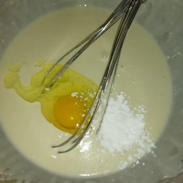 Lalu tambahkan telur dan baking powder, aduk perlahan dan aduk sebentar saja.