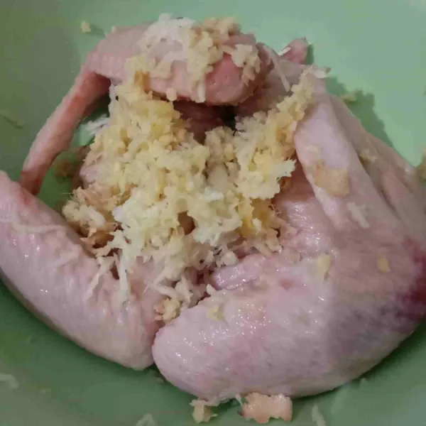 Lumuri ayam dengan bawang putih parut dan jahe parut.