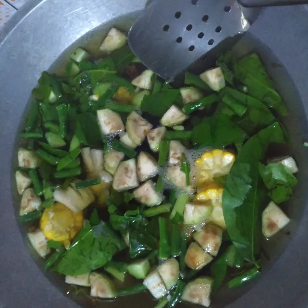 Terakhir masukkan daun melinjo & terong. Bumbui dengan garam, gula & air asam jawa, masak sampai semua sayuran matang, jangan lupa koreksi rasanya.