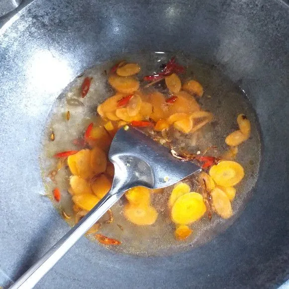 Tambahkan air, masak hingga mendidih dan wortel hampir matang.