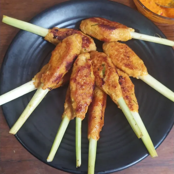 Setelah matang, sajikan bersama nasi dan sambal matah khas Bali.