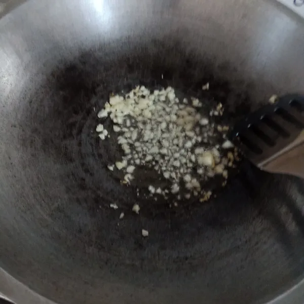 Panaskan margarin lalu tumis bawang putih sampai harum
