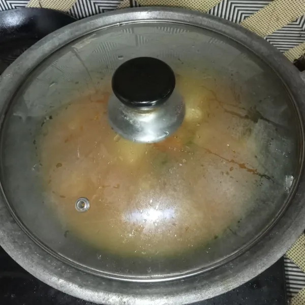 Tutup wajan dan masak dengan api sedang cenderung kecil.