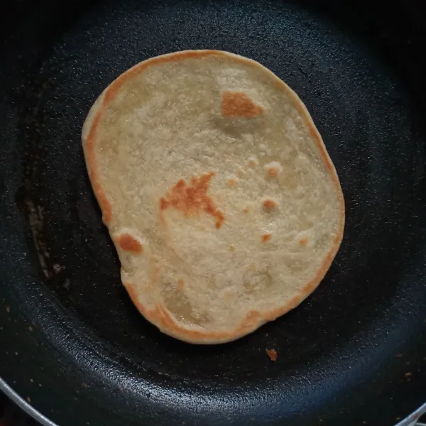 Jika sudah berkulit, angkat dan sajikan dengan taburan gula di atasnya.