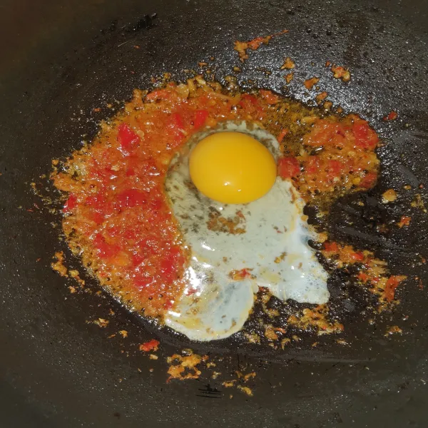Masukkan telur, orak arik dan aduk rata.