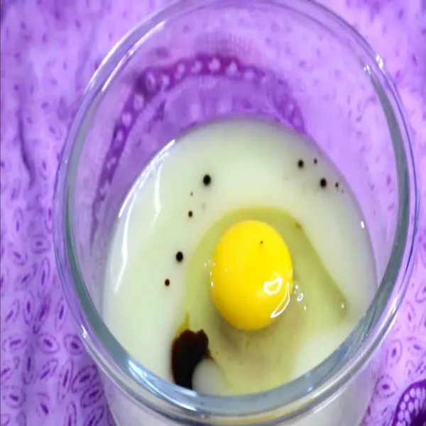 tambahkan telur dan ekstrak vanili. lalu aduk hingga tercampur rata.