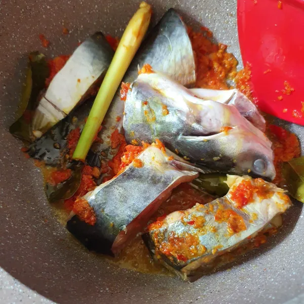 Campur bumbu bersama potongan patin, diamkan 15 menit.