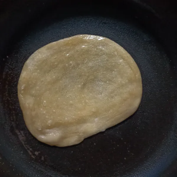 Olesi dengan margarin. panggang di teflon hingga matang kedua sisinya.