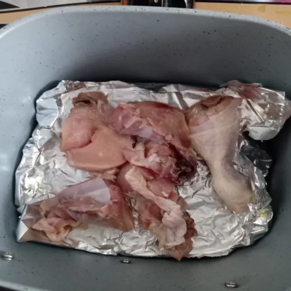 Panggang ayam dengan air fryer. (ayam bisa direbus atau dikukus juga tergantung selera )