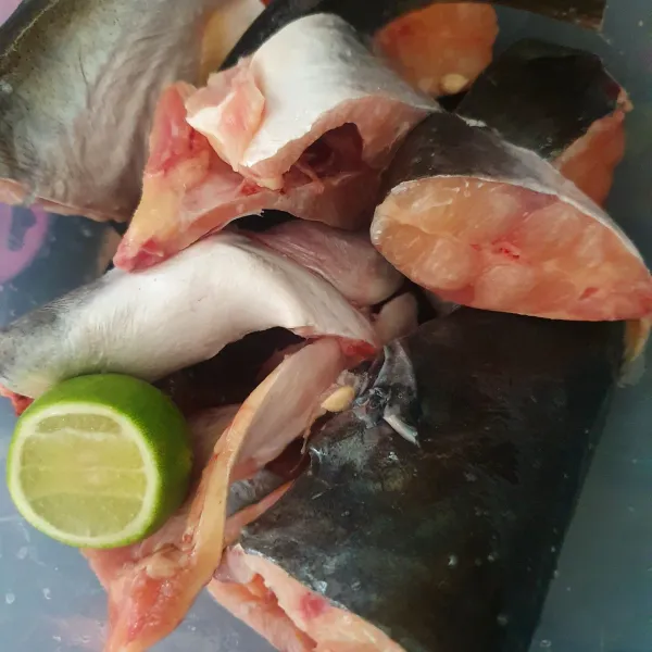 Cuci ikan patin, beri garam dan perasan jeruk nipis.