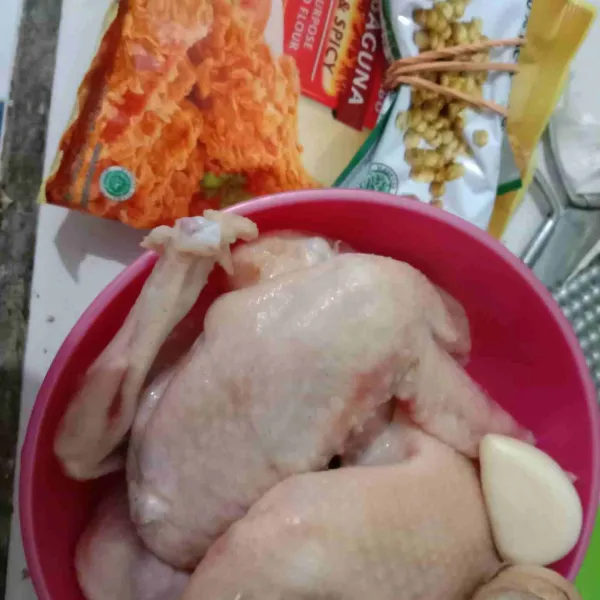 Siapkan ayam dan bahan lainnya, cuci bersih ayam dan sisihkan.