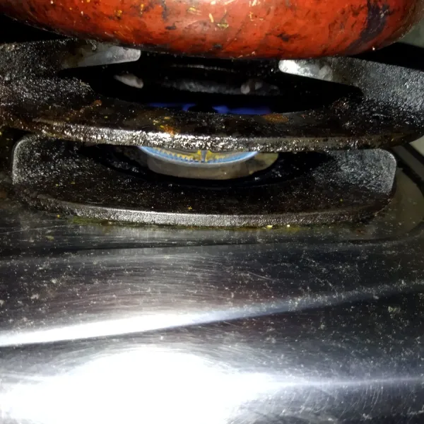 Panaskan teflon di atas tungku kompor, gunakan api sedang cenderung kecil. Selagi menunggu teflon panas, adonan bisa diaduk-aduk dengan sendok sayur.