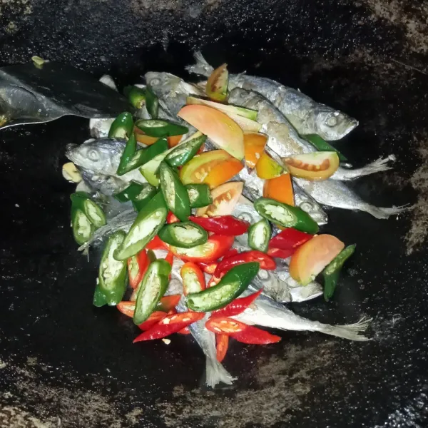 Masukkan ikan pindang, tomat, dan cabai. Kemudian aduk perlahan agar tidak hancur.