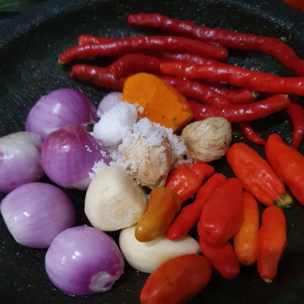 Haluskan bumbu halus, lebih baik diuleg ya.