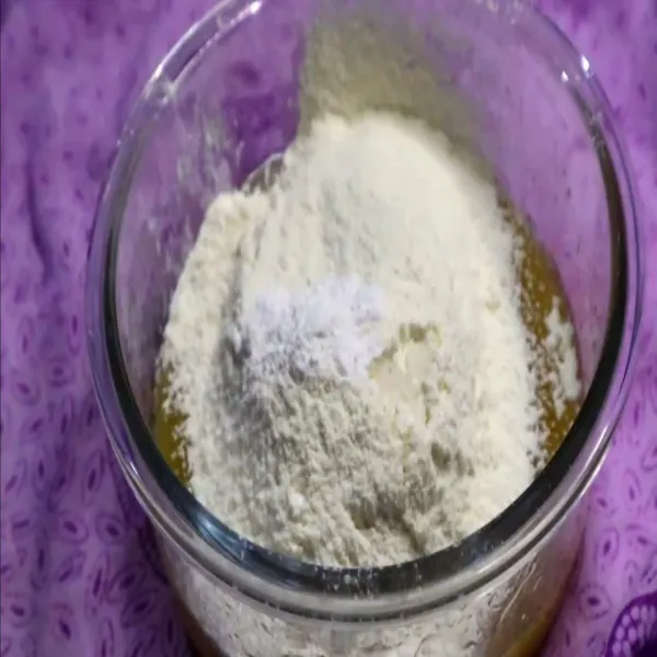 tambahkan tepung terigu, baking powder dan garam. Aduk hingga adonan tercampur rata.