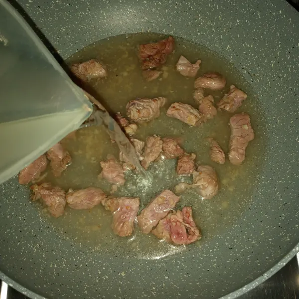 Tuang kaldu sapi/air. Masak sampai daging empuk (Note : volume air tetap 700 ml).