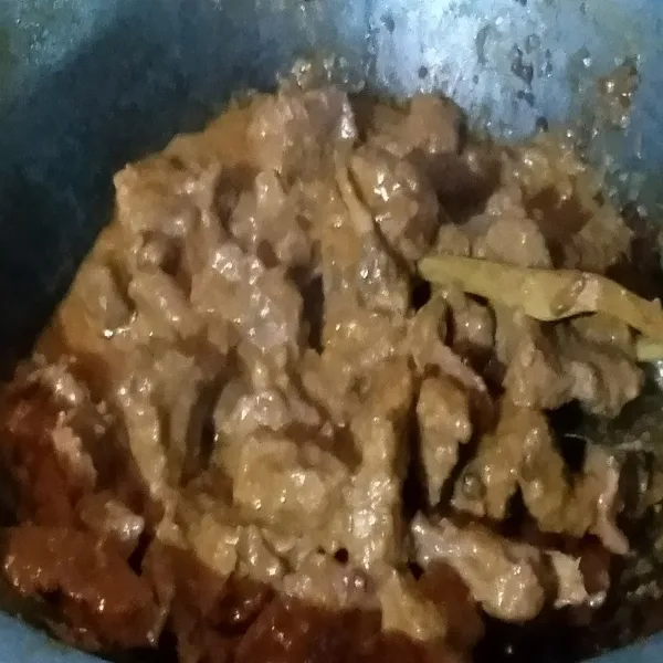 Masak sampai bumbunya meresap dan menyusut. Setelah matang angkat