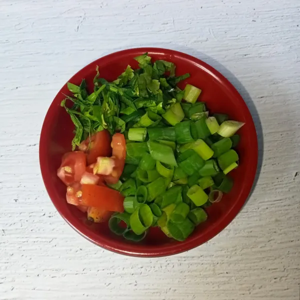 Potong-potong seledri, daun bawang, dan tomat.