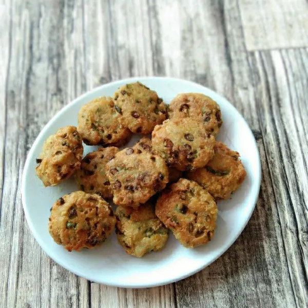 Salin pada piring saji.