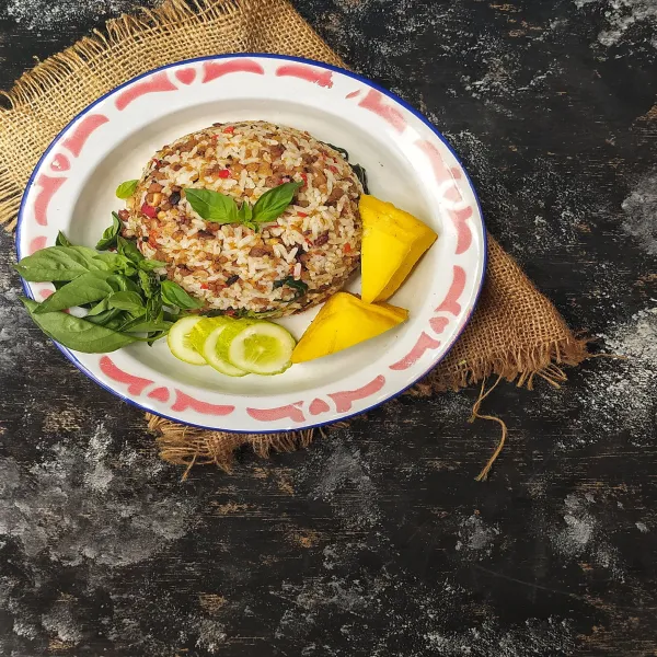 Sajikan dengan tahu, kemangi, timun, atau makanan pendamping lainnya. Nasi tutug oncom siap dinikmati.