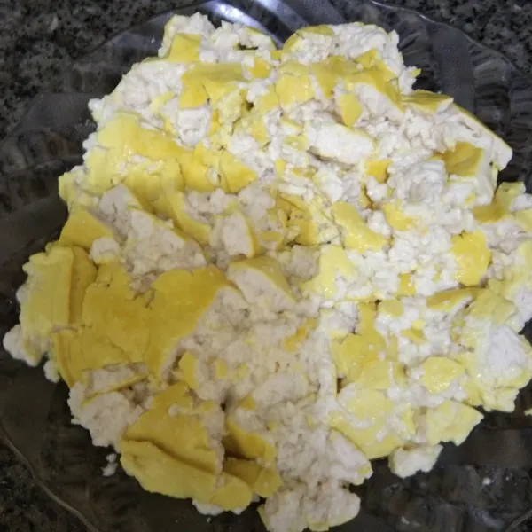 Haluskan tahu, sisihkan.