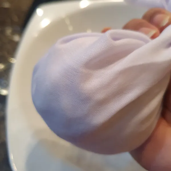 Haluskan tahu, lalu peras dengan kain bersih/ serbet hingga air menyusut, semakin sedikit kandungan air semakin bagus.