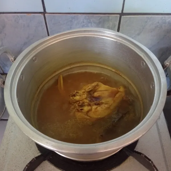 Didihkan air, rebus dada ayam bersama bumbu rebusan daging ayam. Masak hingga daging ayam empuk kemudian tiriskan.
