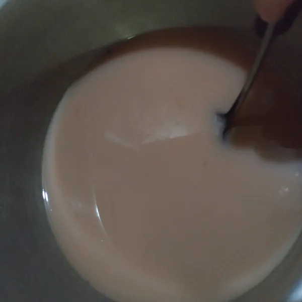 Campur rata agar-agar, gula pasir, kental manis & air, lalu masak sampai mendidih sambil diaduk menggunakan api kecil.