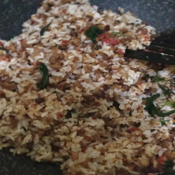 Masukkan nasi, aduk dan masak sebentar.