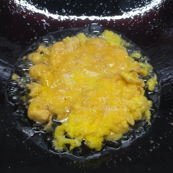 Panaskan minyak goreng, goreng adonan tahu telur sampai matang di kedua sisi. Angkat dan sisihkan.