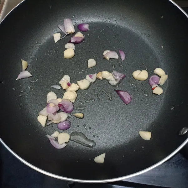 Tumis bawang merah dan bawang putih sampai harum.