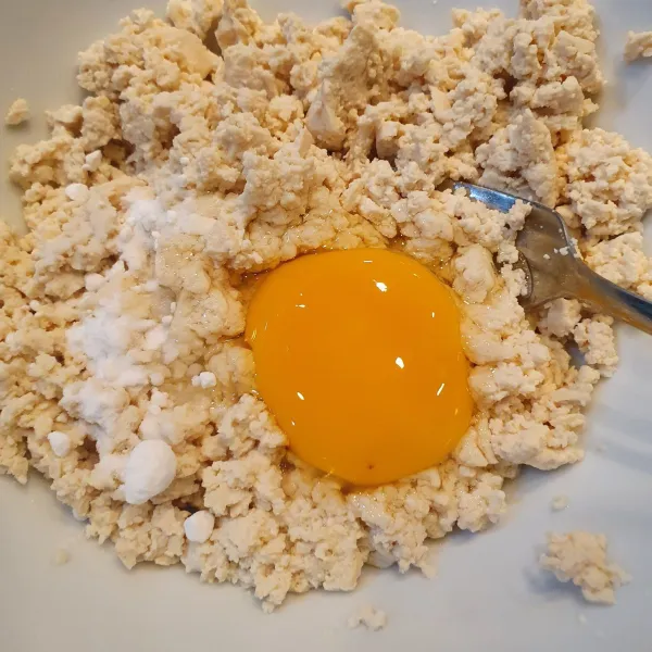 Tambahkan telur, garam, kaldu bubuk dan baking powder.