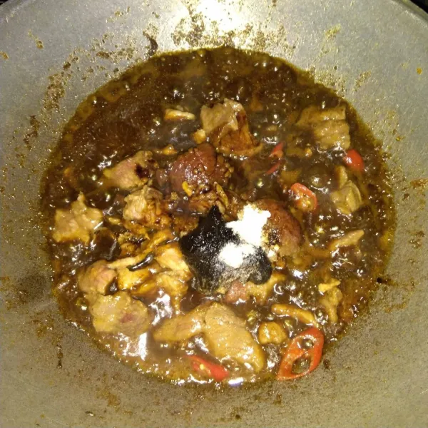 Tambahkan petis, kecap manis, garam, dan merica. Tambahkan air dan aduk sampai bumbu rata. Kecilkan api, masak sampai daging empuk dan kuah mengental. Angkat.