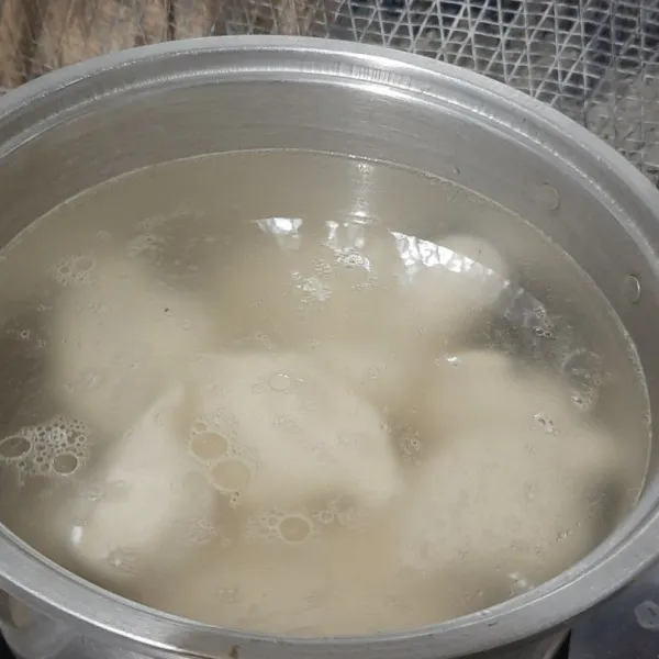 Kemudian rebus hingga matang dan mengapung.