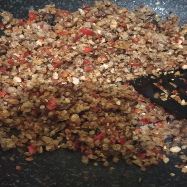 Masukan oncom lalu aduk hingga rata. Masukkan garam, kaldu jamur, dan gula pasir. Koreksi rasa.