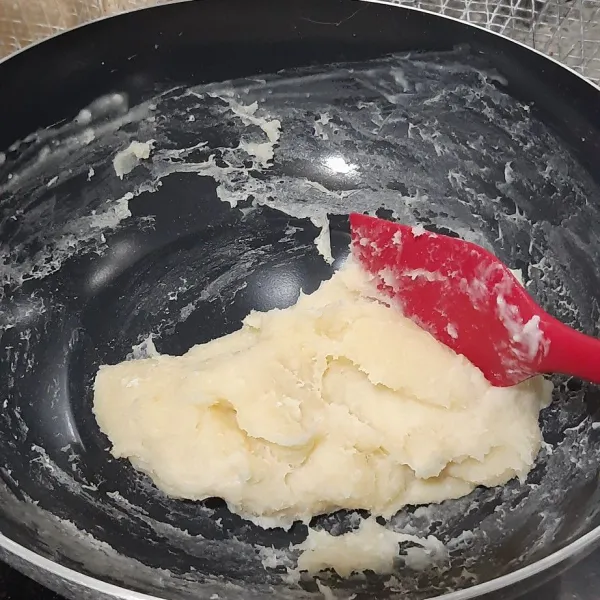 Masak hingga menjadi adonan padat.