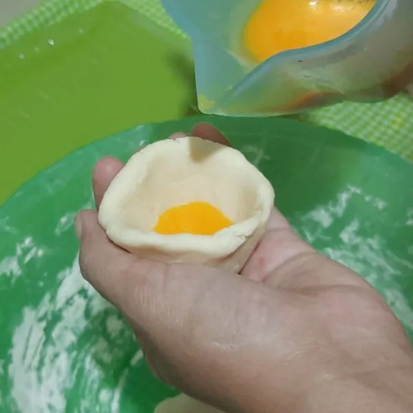 Bentuk kemudian isi dengan telur kocok.