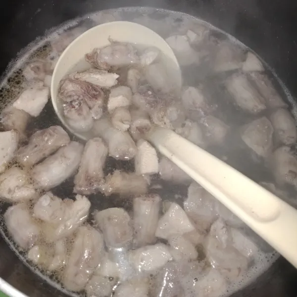 Siapkan air lalu rebus hingga mendidih. Masukkan leher ayam dan daging ayam yang sudah dipotong dan dicuci bersih, rebus hingga matang dan empuk.