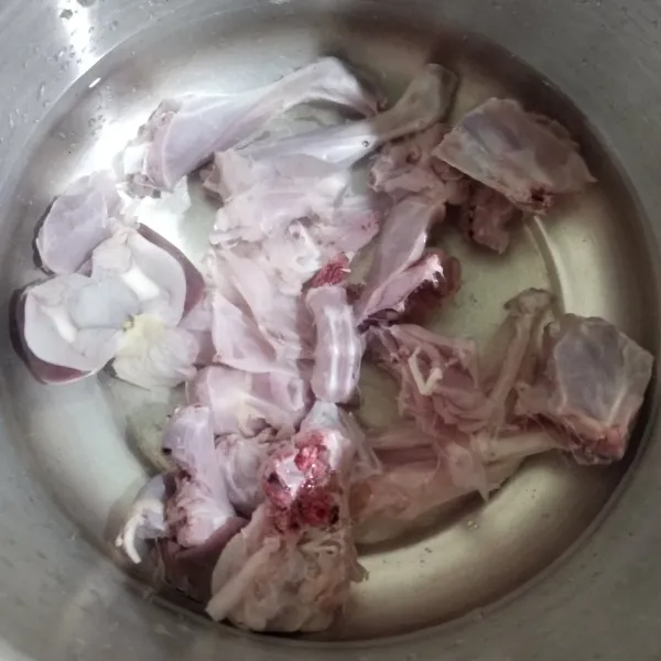 Rebus ayam dengan air hingga setengah matang.