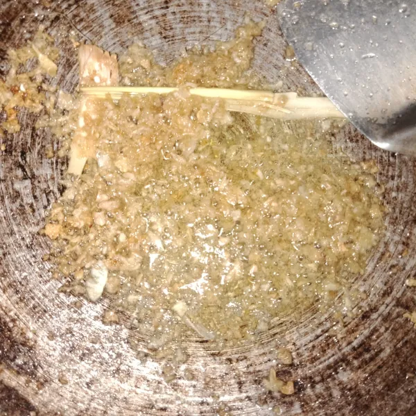 Haluskan bumbu, tumis hingga bumbu matang dan harum.