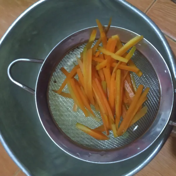 Potong korek api wortel, lalu rebus sampai empuk.