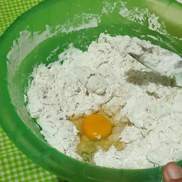 Tambahkan telur. Aduk hingga rata dan kalis sampai tidak menempel di tangan.